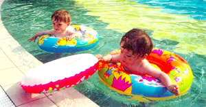 Enfants dans la piscine Adriapark